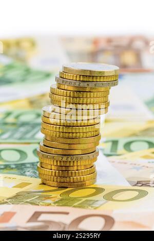 Una pila unica di monete, foto simbolica per pianificazione finanziaria, investimenti, investimenti Foto Stock