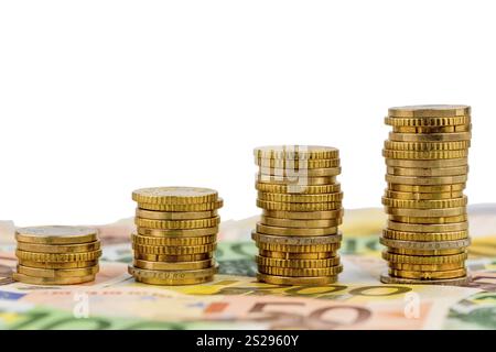 Pila di monete, curva in aumento, foto simboliche per l'aumento dei profitti e anche per l'aumento dei costi Foto Stock