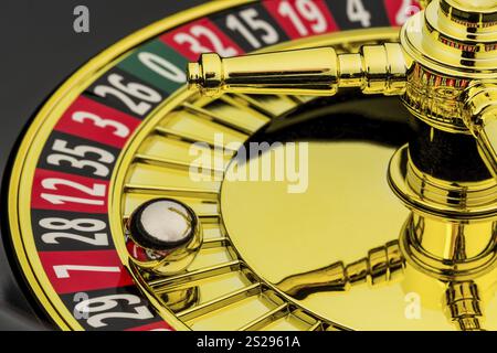 Il cilindro di un gioco di roulette in un casinò. Vincere e perdere è deciso per caso Foto Stock