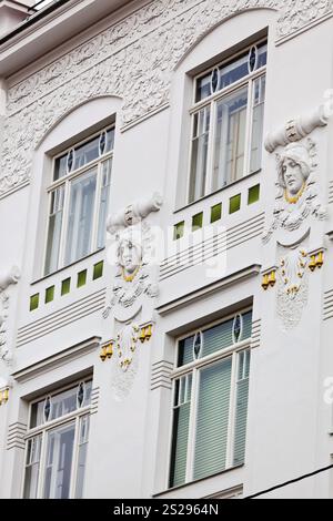 Una casa in stile Art Nouveau splendidamente rinnovata. Ristrutturazione di vecchie case cittadine. Austria Foto Stock