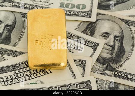 Barre d'oro su banconote da dollaro, foto simbolica per riserve d'oro, tassi di cambio, investimenti di capitale, sicurezza Austria Foto Stock