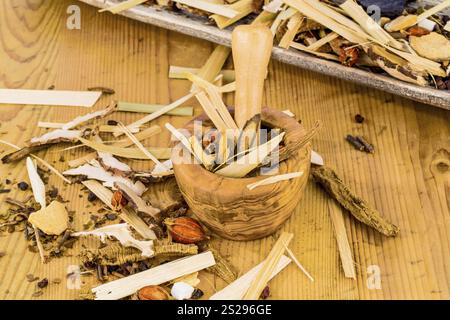 Ingredienti per un tè nella medicina tradizionale cinese. Guarigione di malattie attraverso metodi alternativi Foto Stock