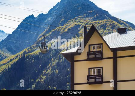 Viaggio nel Nord del Caucaso regione regione - cavo auto in Dombay resort village in Teberda Riserva Naturale Karachay-Cherkessia nella regione della Russia in septe Foto Stock