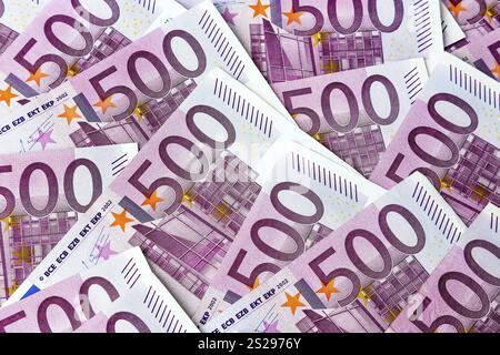 Molte cinquecento banconote in euro giacenti l'una accanto all'altra. Foto simbolica per ricchezza e investimenti Austria Foto Stock