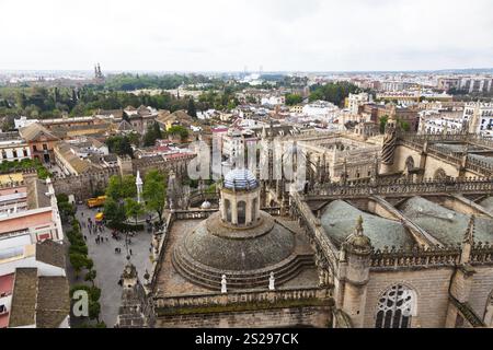 Vista della città e dello skyline di Siviglia in Andalusia, Spagna. Vista dalla Giralda. Austria Foto Stock