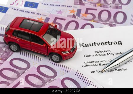 Un contratto di vendita per l'acquisto di un'auto da un concessionario. Auto nuove e usate Austria Foto Stock