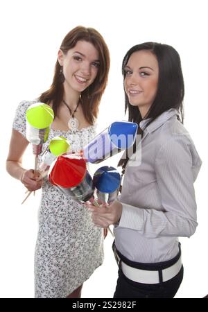 Due giovani ragazze con fuochi d'artificio Razzi nelle loro mani Foto Stock