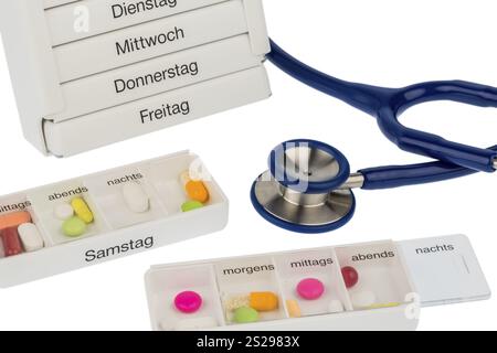 Dispenser per tablet e stetoscopio, foto simbolica per terapia, prescrizione medica e attacco di cuore Austria Foto Stock