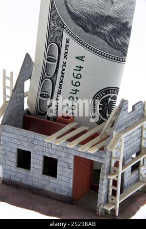 Un involucro di casa. Finanziamento con banconote in dollari Austria Foto Stock