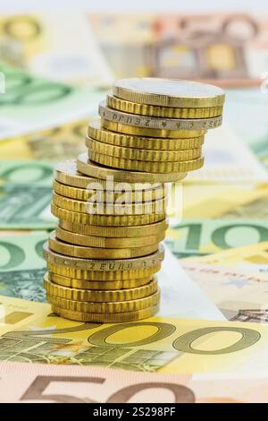 Una pila unica di monete, foto simbolica per la pianificazione finanziaria, gli investimenti finanziari, il rischio di investimento Austria Foto Stock
