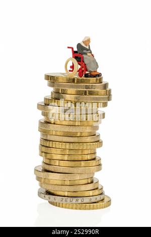 Donna in sedia a rotelle con un mucchio di soldi. Su sfondo bianco Foto Stock