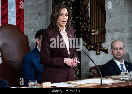 Washington, Stati Uniti. 6 gennaio 2025. Vice presidente Kamala Harris (D) che presiede una sessione congiunta del Congresso per il conteggio dei voti elettorali al Campidoglio degli Stati Uniti. Credito: SOPA Images Limited/Alamy Live News Foto Stock