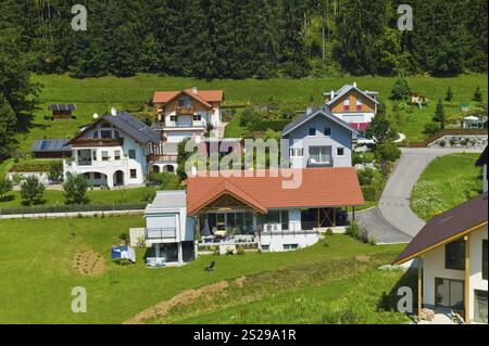 Diverse case unifamiliari in una proprietà immobiliare. Pianificazione dello spazio e proprietà della casa Foto Stock