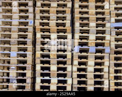 Pallet da trasporto impilati, foto simbolica per il trasporto merci e la logistica Foto Stock