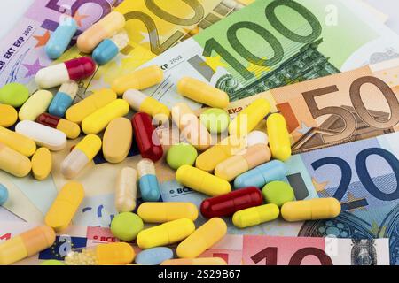Banconote e compresse in euro, foto simbolica per i costi dei farmaci e dell'assicurazione sanitaria. Austria Foto Stock