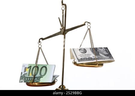 Banconote e dollari in euro su scala austriaca Foto Stock