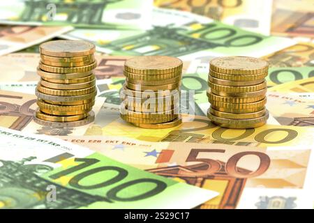Tre pile di monete, foto simbolica per la pianificazione finanziaria, gli investimenti e i redditi da interessi Austria Foto Stock