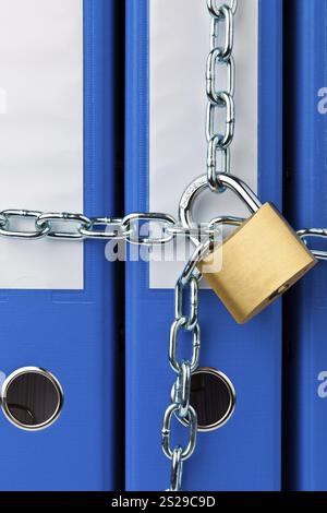 Una cartella di file bloccata con una catena e un lucchetto. Protezione dei dati e sicurezza dei dati. Austria Foto Stock