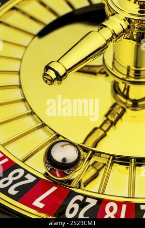 Il cilindro di un gioco di roulette in un casinò. Vincere e perdere è deciso per caso. Austria Foto Stock