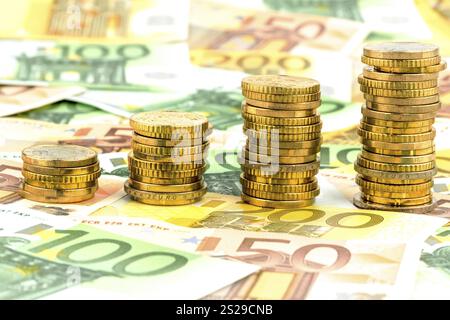Pila di monete, curva in aumento, foto simboliche per l'aumento dei profitti e anche i costi in aumento Austria Foto Stock