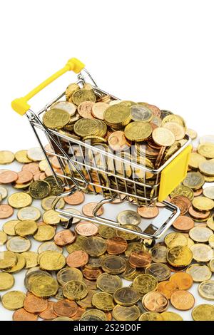 Un carrello della spesa è ben pieno di monete in euro, simboleggiando il potere d'acquisto e il consumo dell'Austria Foto Stock