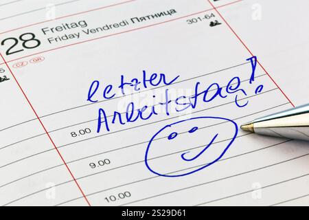 Ultimo giorno lavorativo in un calendario. Foto simbolo per la pensione, il pensionamento e il prepensionamento Foto Stock