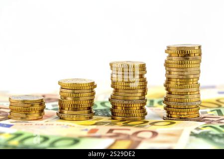 Pila di monete, curva in aumento, foto simboliche per l'aumento dei profitti e anche i costi in aumento Austria Foto Stock
