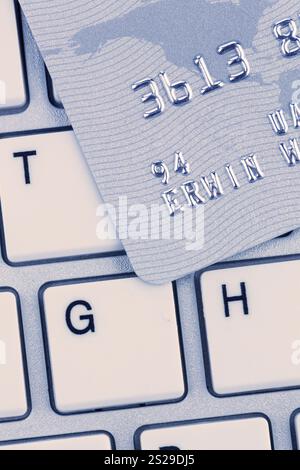 Primo piano di una carta di credito per pagamenti senza contanti e tastiera. Foto simbolo per gli acquisti su Internet Foto Stock