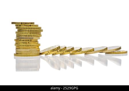 Pile di monete e monete menzogne, foto simbolica per la montagna del debito, il crollo del profitto e le detrazioni Austria Foto Stock