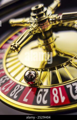 Il cilindro di un gioco di roulette in un casinò. Vincere e perdere è deciso per caso. Austria Foto Stock