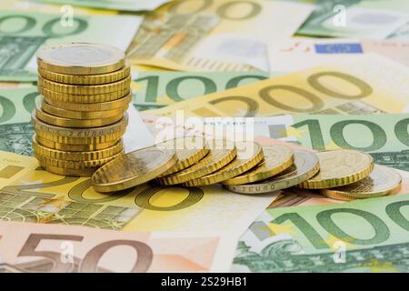 Una pila unica di monete, monete giacenti, foto simbolica per investimenti di capitale, rischio e collasso dei profitti Foto Stock