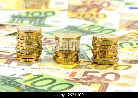 Tre pile di monete, foto simbolica per la pianificazione finanziaria, gli investimenti e i redditi da interessi Austria Foto Stock