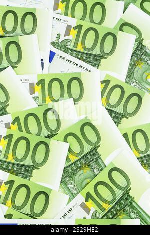 Molte cento banconote in euro giacenti l'una accanto all'altra. Foto simbolica per ricchezza e investimenti Austria Foto Stock
