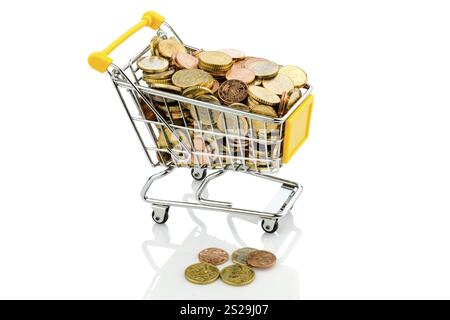 Un carrello della spesa è ben pieno di monete in euro, simboleggiando il potere d'acquisto e il consumo dell'Austria Foto Stock