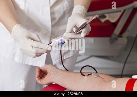 Infermiere e paziente che prelevano campioni di sangue. Sangue donato in campioni di sangue di laboratorio, infermiere e paziente. Ha donato sangue nel laboratorio del sangue. Austria Foto Stock