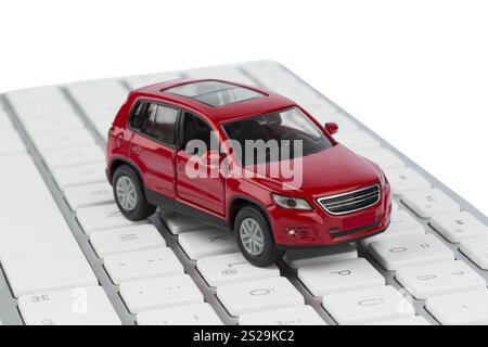 Auto sulla tastiera, foto simbolo per l'acquisto di auto e il commercio di auto su Internet Austria Foto Stock