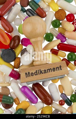 Timbro su compresse colorate, foto simbolica per la terapia farmacologica e l'obbligo di prescrizione Austria Foto Stock