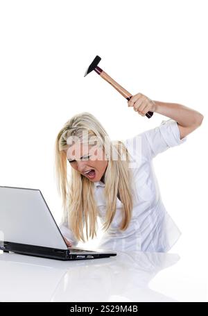 Donna con problemi al computer, martello e notebook: Foto Stock
