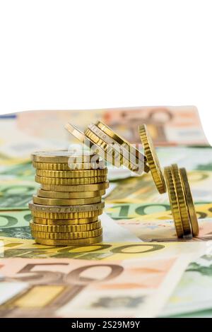 Una pila unica di monete, monete giacenti, foto simbolica per investimenti di capitale, rischio e collasso dei profitti Foto Stock
