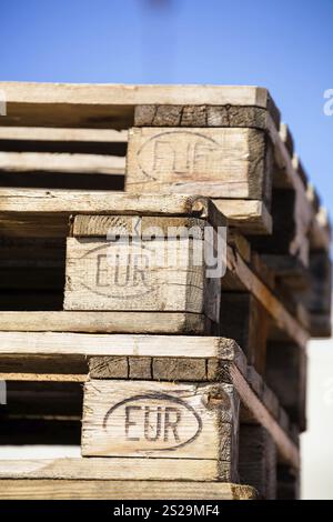 Pallet Euro impilati uno sopra l'altro Foto Stock