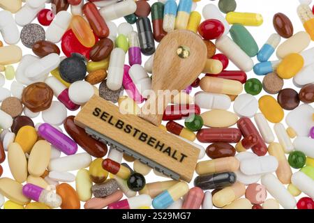 Timbro su compresse colorate, simbolo foto per farmaci, assicurazione sanitaria e co-pagamento Foto Stock