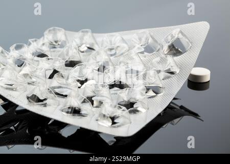 Compresse in blister pack, foto simbolica per la salute, la medicina e la dipendenza da tablet Foto Stock