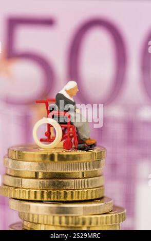 Donna in sedia a rotelle con un mucchio di soldi. Davanti alla banconota in euro Foto Stock