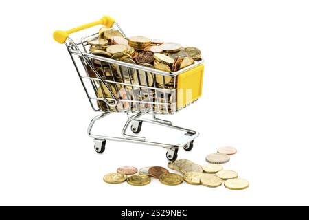Un carrello della spesa è ben riempito di monete in euro, simboleggiando il potere d'acquisto e il consumo Foto Stock