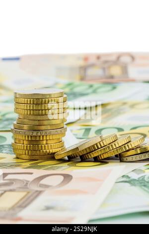 Una pila unica di monete, monete giacenti, foto simbolica per investimenti di capitale, rischio e profitto collasso Austria Foto Stock
