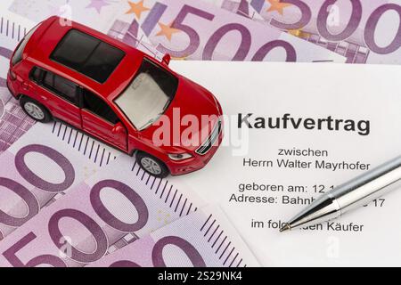 Un contratto di vendita per l'acquisto di un'auto da un concessionario. Auto nuove e usate Austria Foto Stock