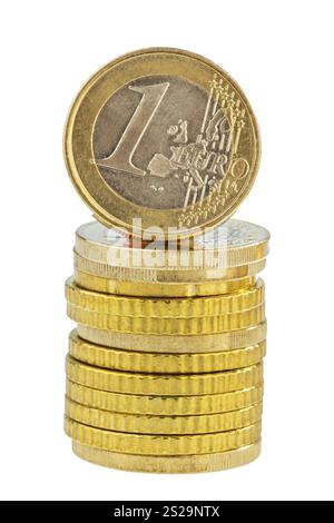 Una pila di monete in euro su sfondo bianco. Austria Foto Stock