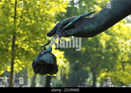 Un angelo custodisce una tomba in un cimitero in Austria Foto Stock