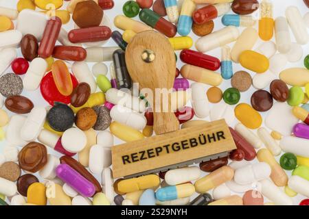 Timbro su compresse colorate, foto simbolo per farmaci, prescrizione e co-pagamento Austria Foto Stock