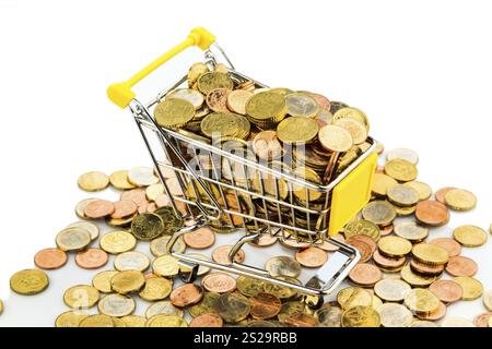Un carrello della spesa è ben pieno di monete in euro, simboleggiando il potere d'acquisto e il consumo dell'Austria Foto Stock